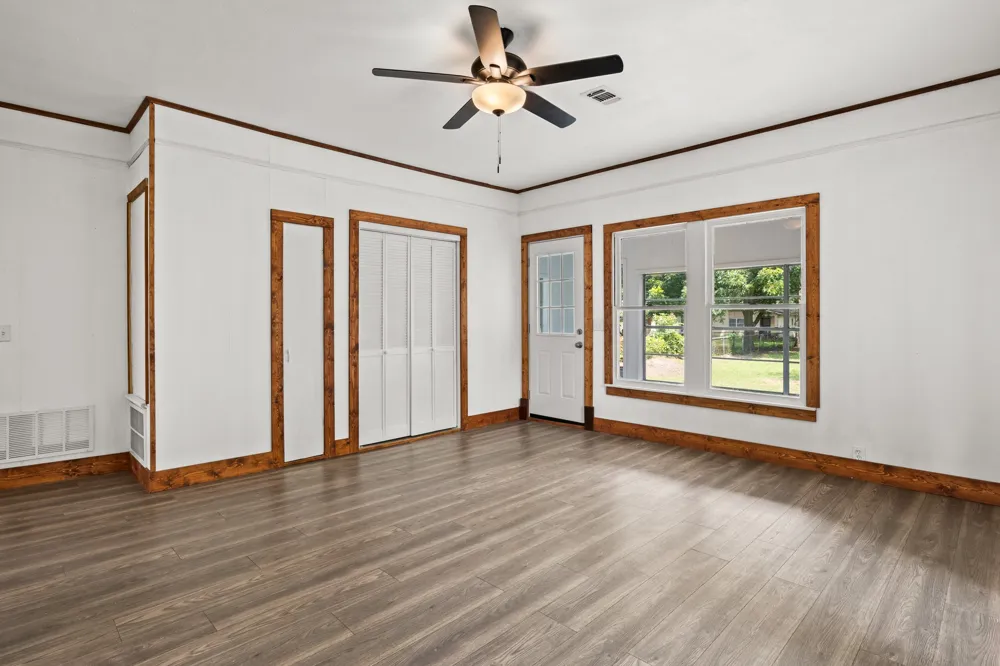 207 W 3rd Street Omaha, TX 75571