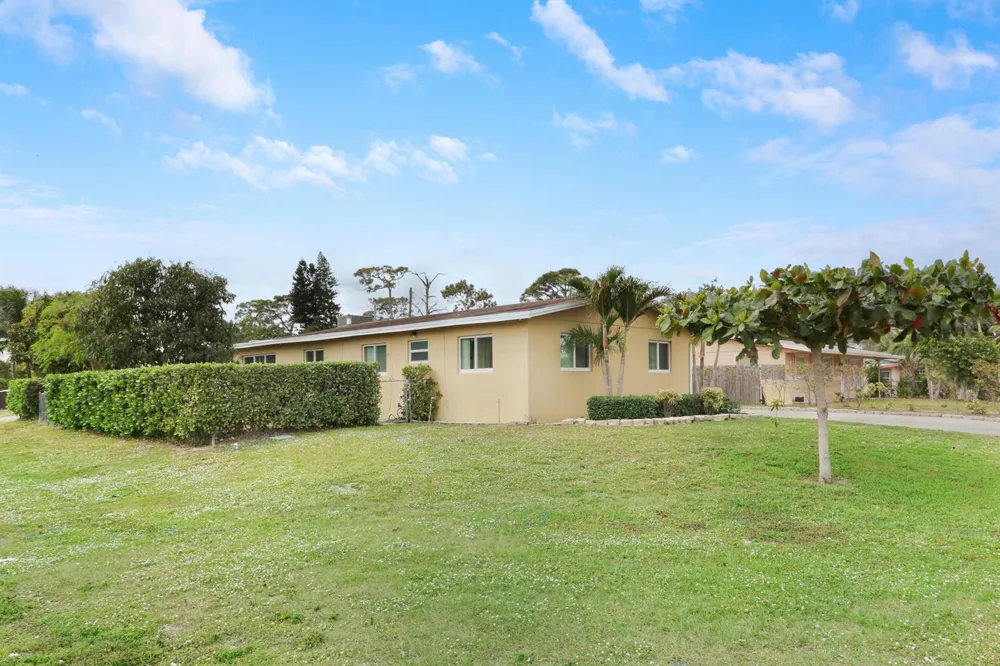 827 Caroline Avenue West Palm Beach, FL 33413