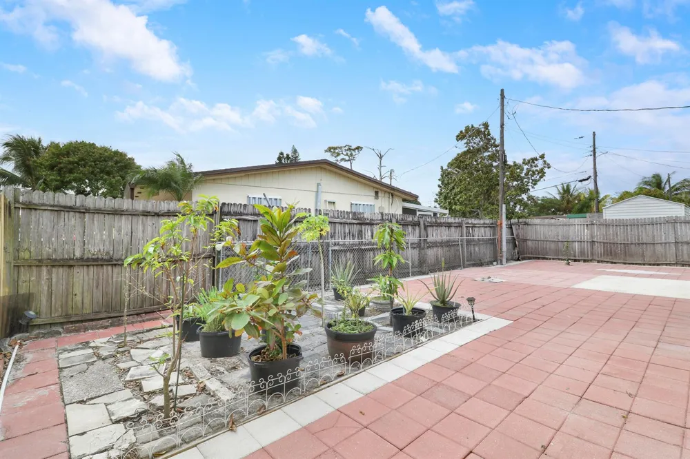 827 Caroline Avenue West Palm Beach, FL 33413