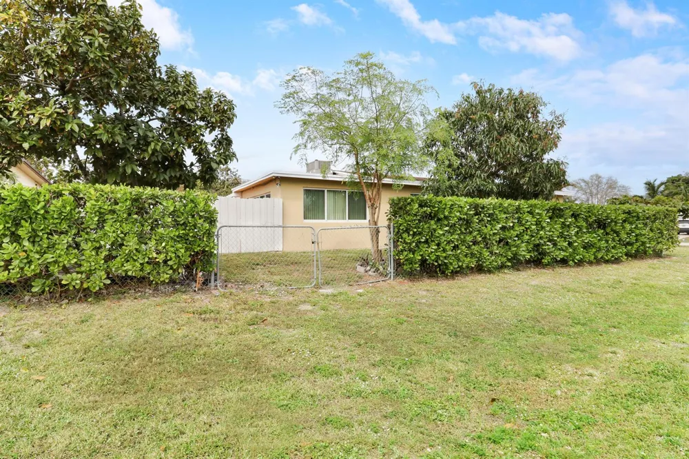827 Caroline Avenue West Palm Beach, FL 33413