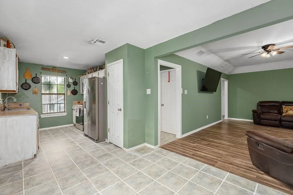 311 E Linn St Huntington, TX 75949
