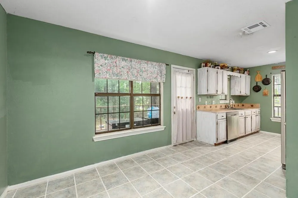 311 E Linn St Huntington, TX 75949