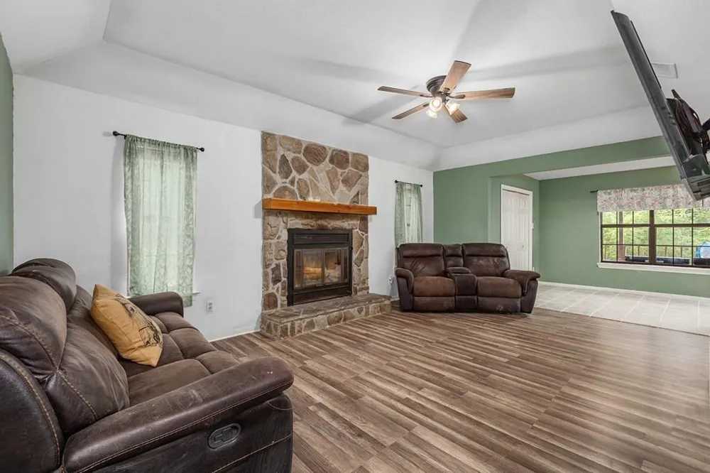 311 E Linn St Huntington, TX 75949