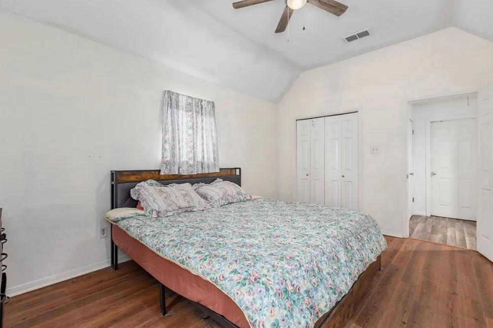 311 E Linn St Huntington, TX 75949