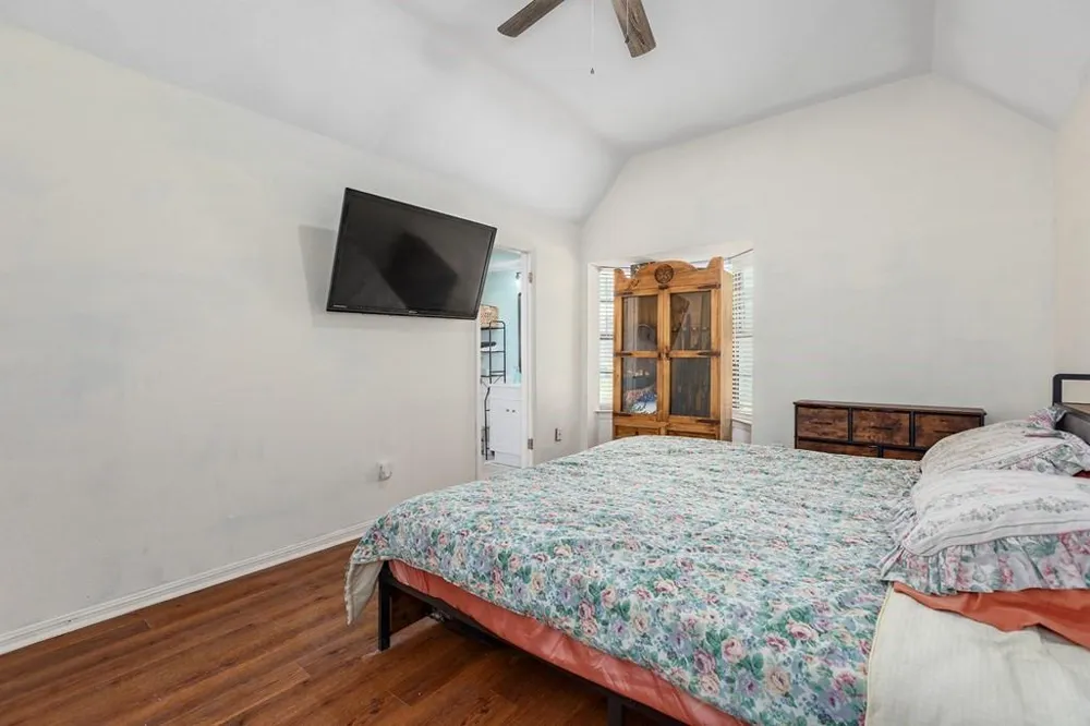 311 E Linn St Huntington, TX 75949