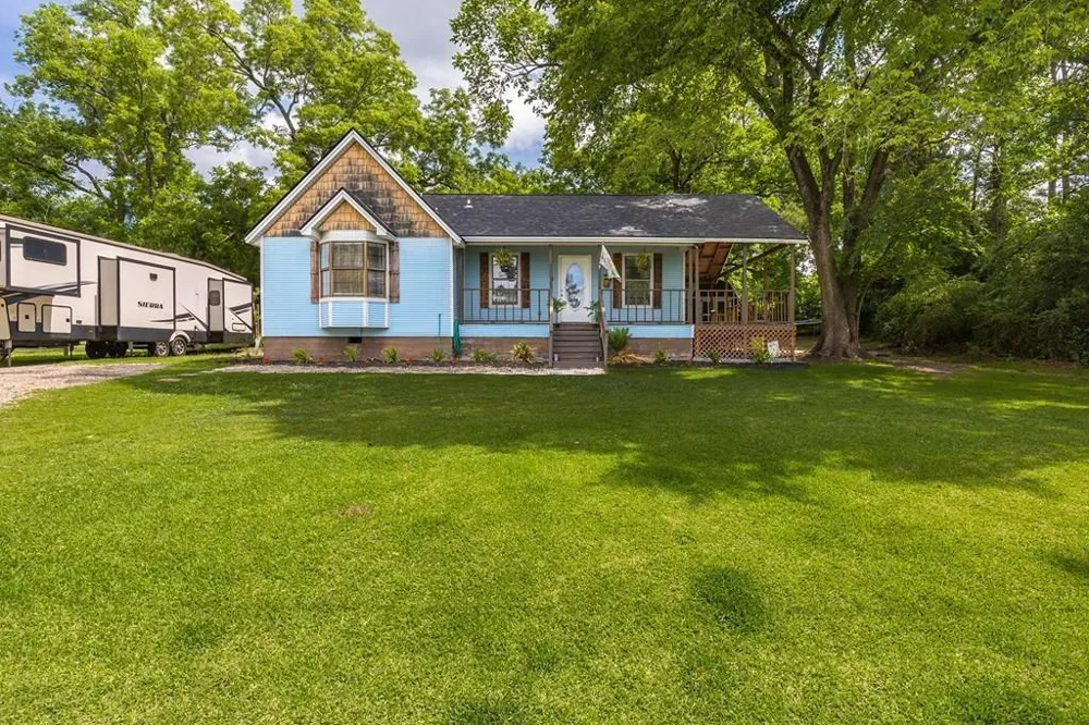 311 E Linn St Huntington, TX 75949