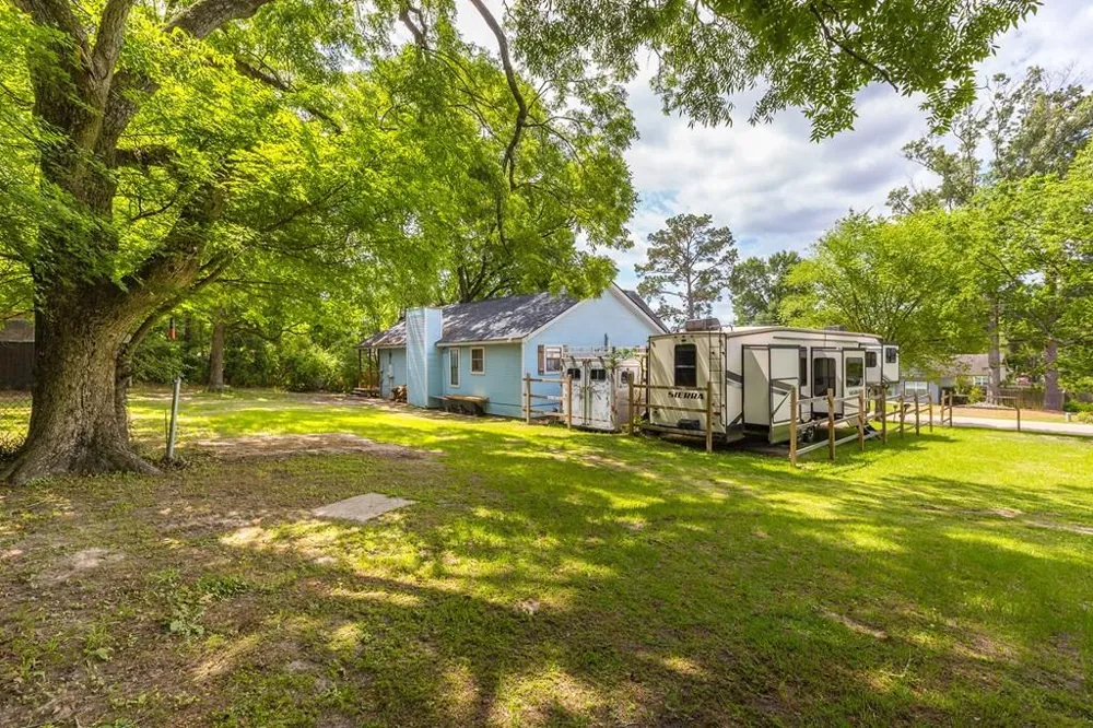 311 E Linn St Huntington, TX 75949