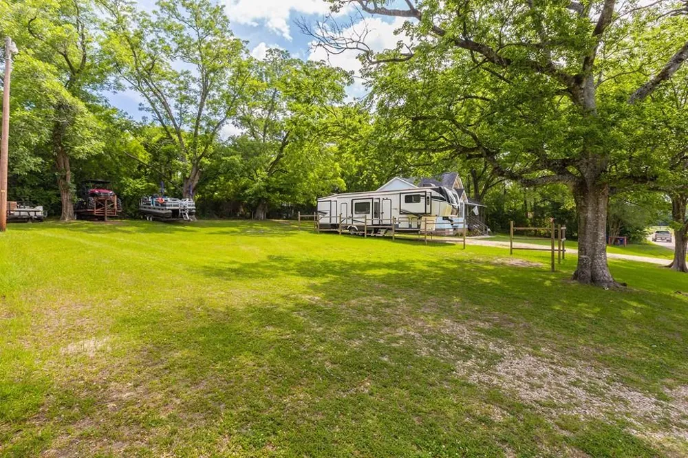 311 E Linn St Huntington, TX 75949