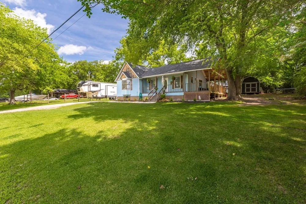 311 E Linn St Huntington, TX 75949