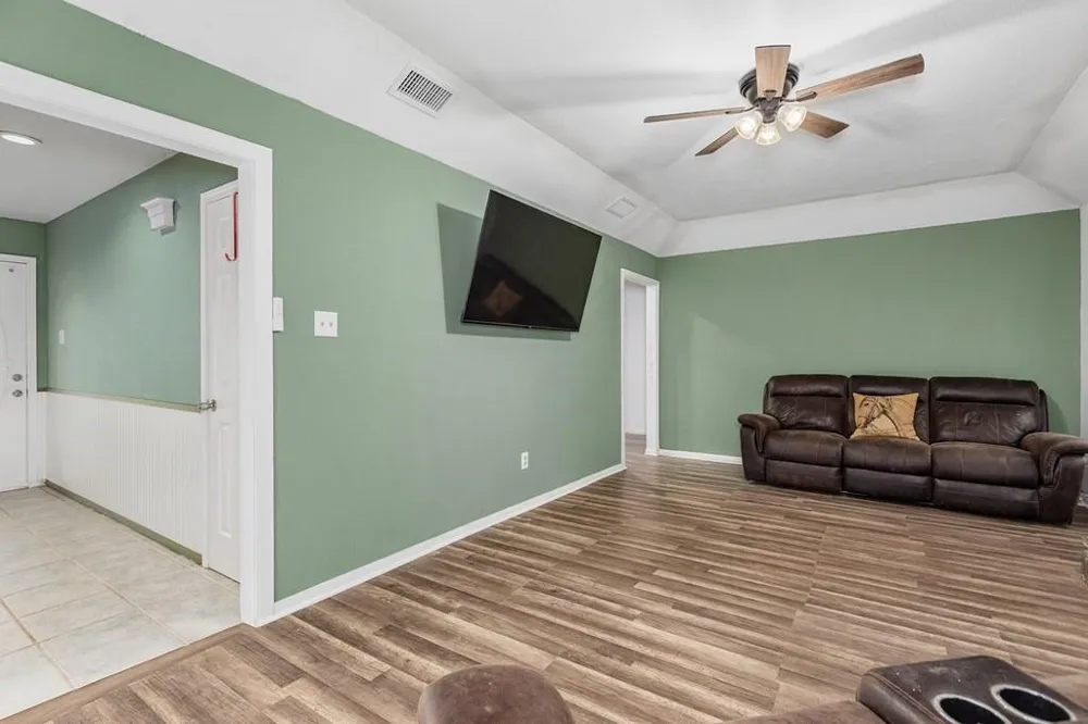 311 E Linn St Huntington, TX 75949