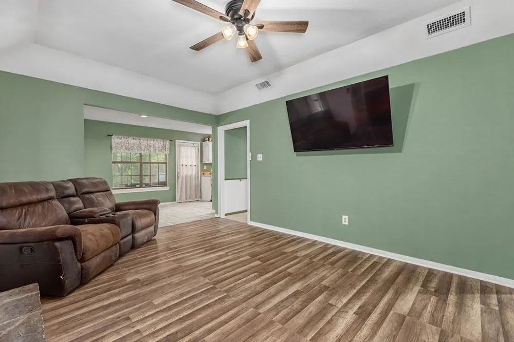 311 E Linn St Huntington, TX 75949