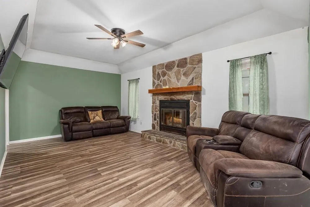 311 E Linn St Huntington, TX 75949
