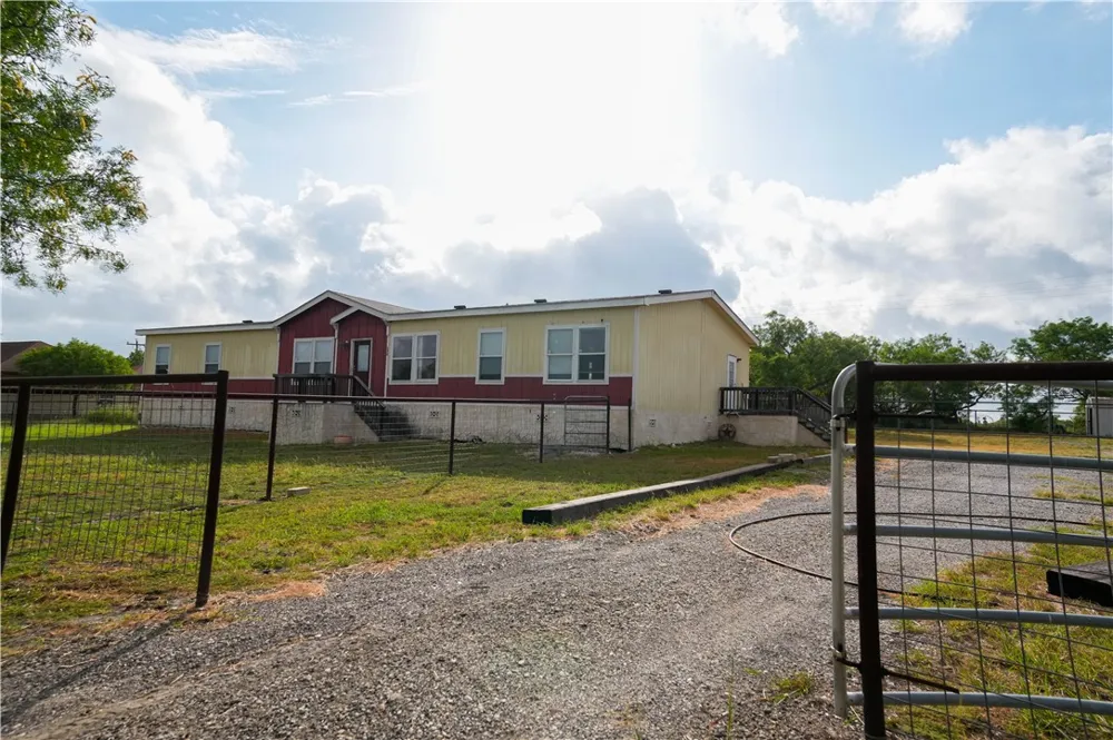 132 Quail Run Calliham, TX 78007