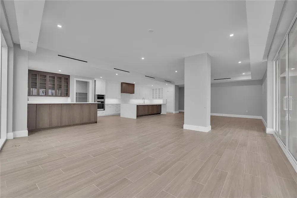 70 AVENIDA VENECCIA #304 Sarasota, FL 34242