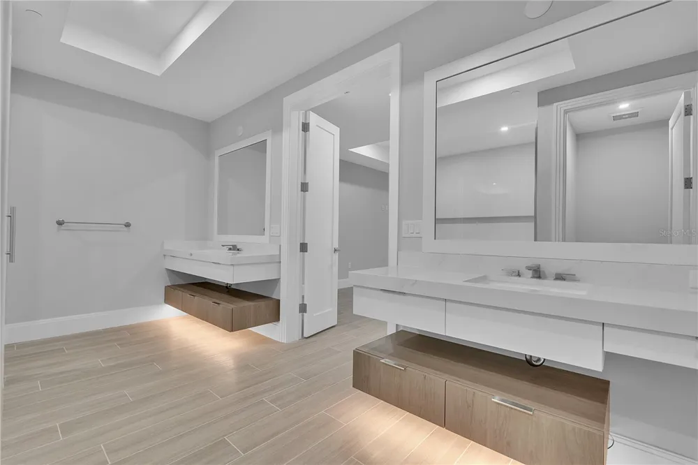 70 AVENIDA VENECCIA #304 Sarasota, FL 34242