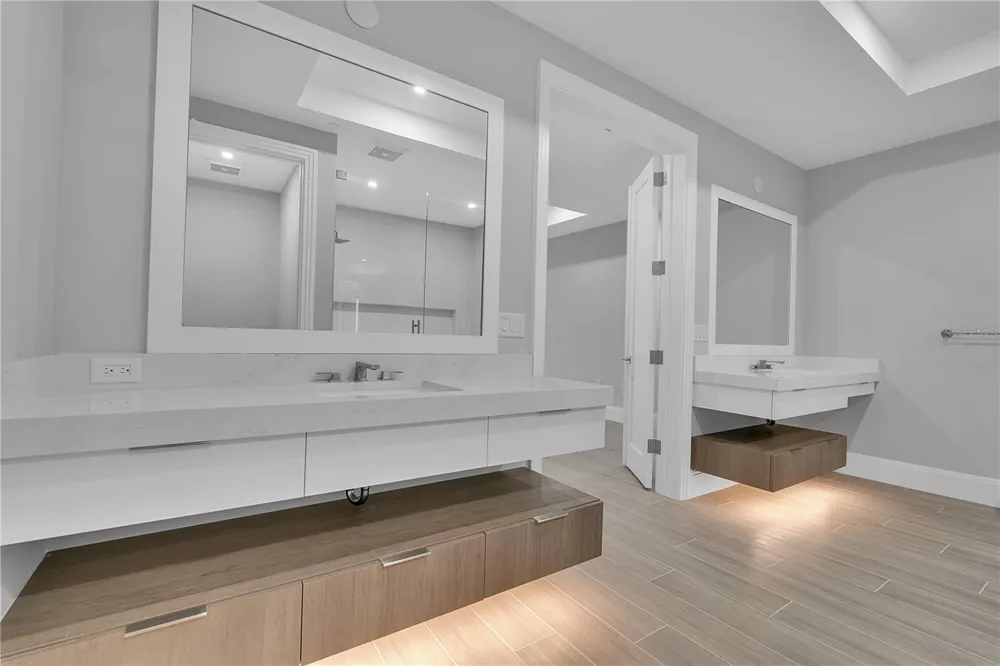 70 AVENIDA VENECCIA #304 Sarasota, FL 34242
