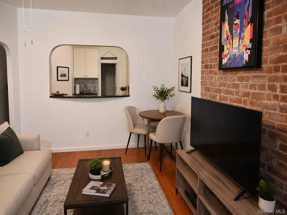 326 E 93rd Street New York (Manhattan), NY 10128
