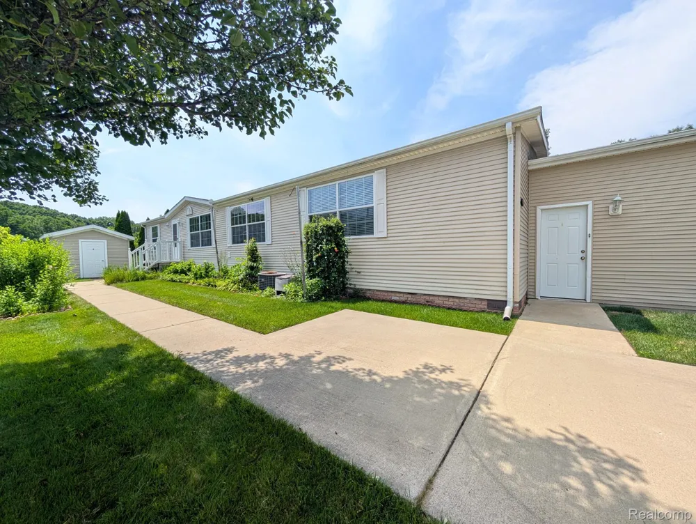 11766 Village Pines Court Green Oak Township, MI 48178