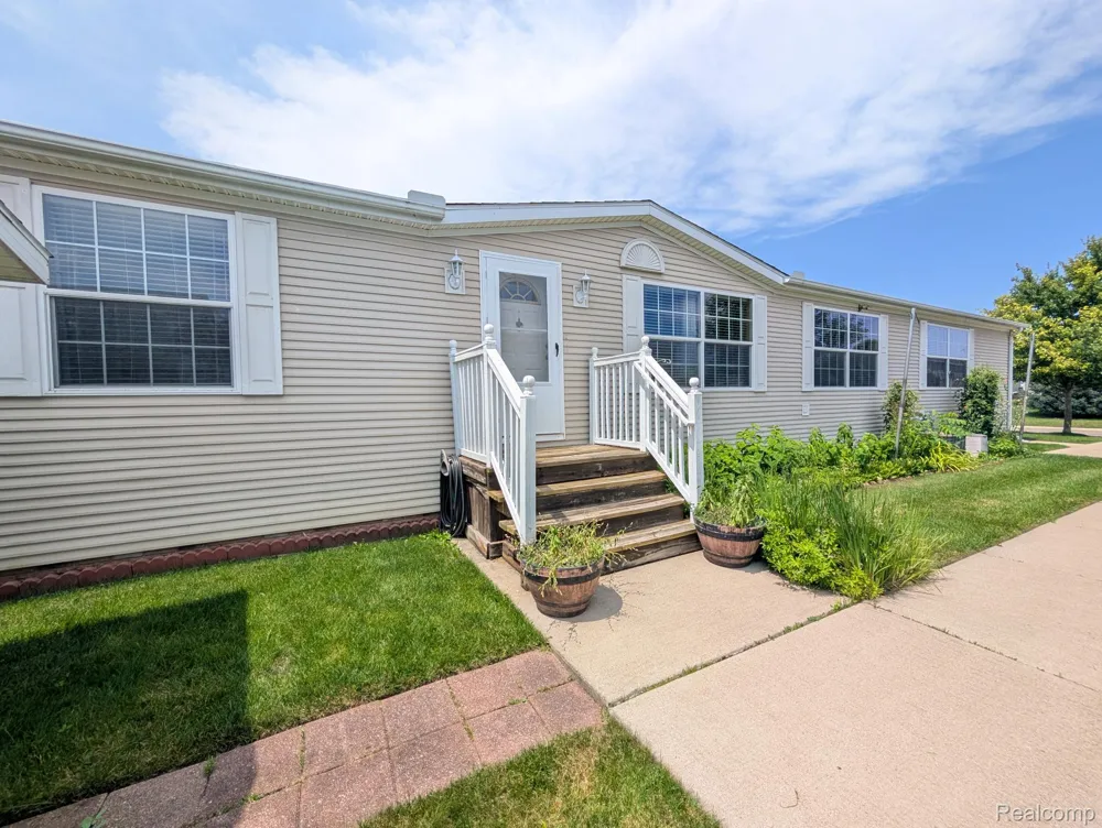 11766 Village Pines Court Green Oak Township, MI 48178
