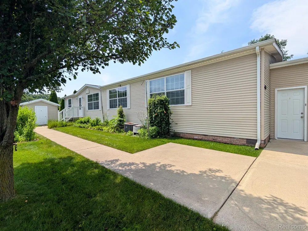 11766 Village Pines Court Green Oak Township, MI 48178