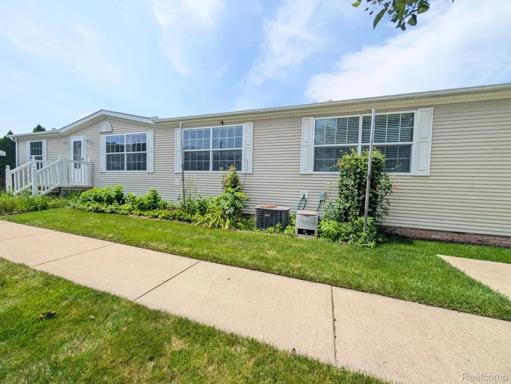 11766 Village Pines Court Green Oak Township, MI 48178
