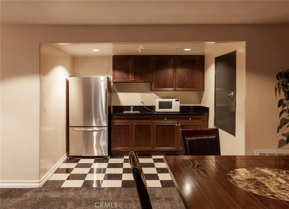 3750 Santa Rosalia Drive #207 Los Angeles, CA 90008