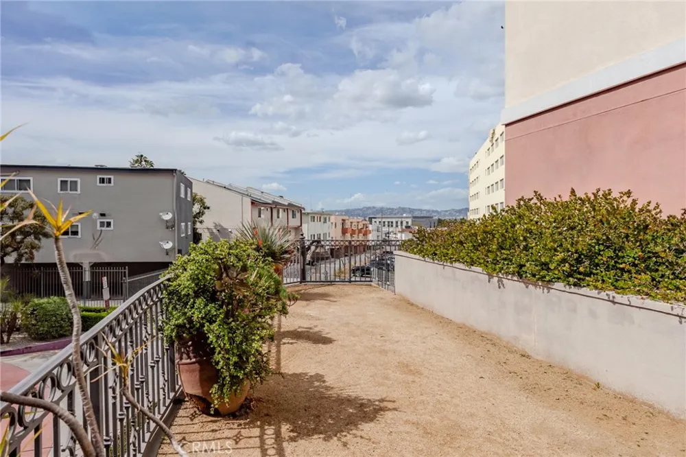 3750 Santa Rosalia Drive #207 Los Angeles, CA 90008