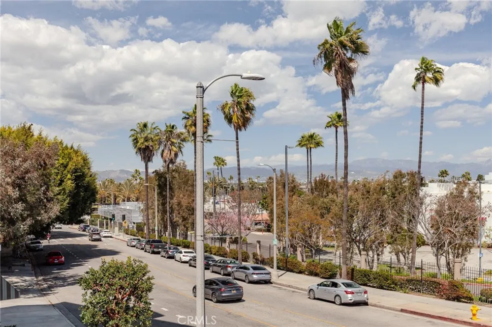 3750 Santa Rosalia Drive #207 Los Angeles, CA 90008