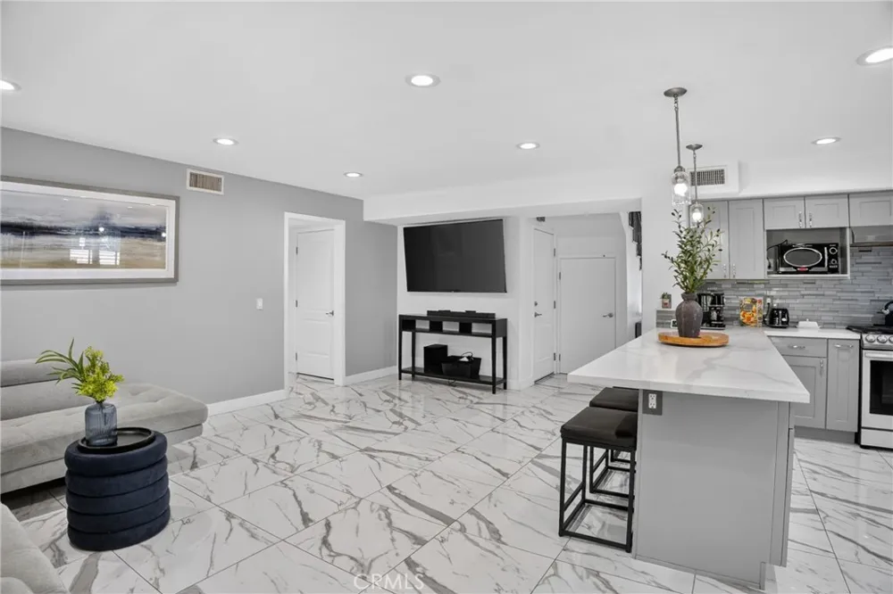 15553 Cobalt Sylmar, CA 91342