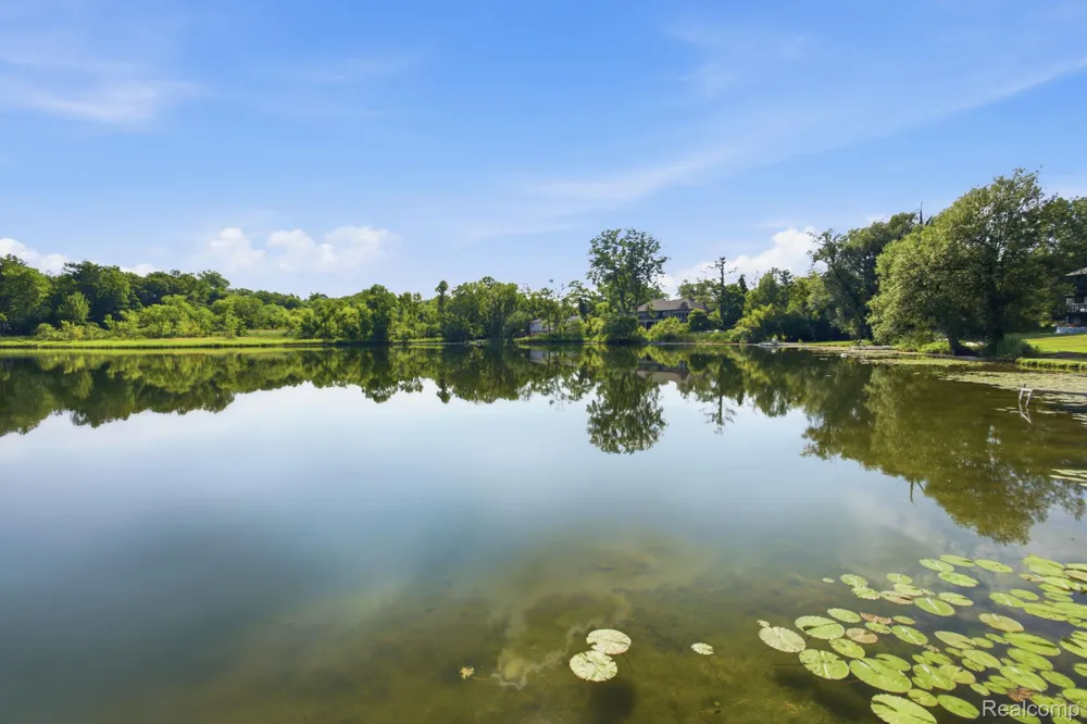2726 Bay Drive West Bloomfield Charter Township, MI 48324
