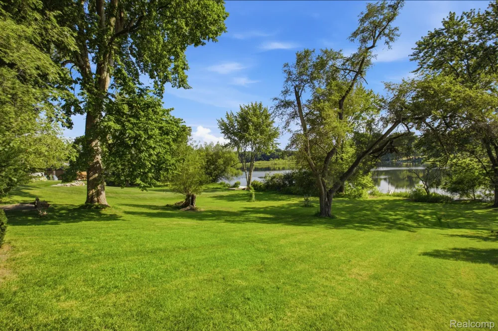 2726 Bay Drive West Bloomfield Charter Township, MI 48324