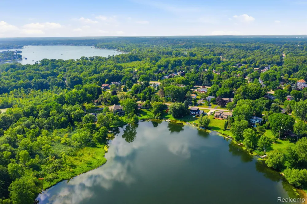 2726 Bay Drive West Bloomfield Charter Township, MI 48324