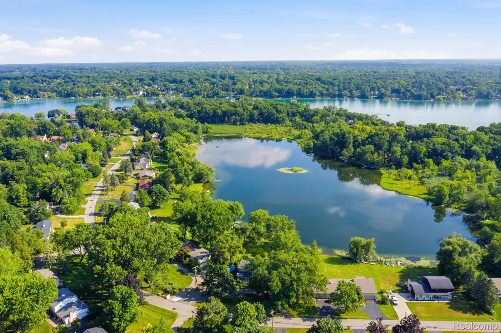 2726 Bay Drive West Bloomfield Charter Township, MI 48324