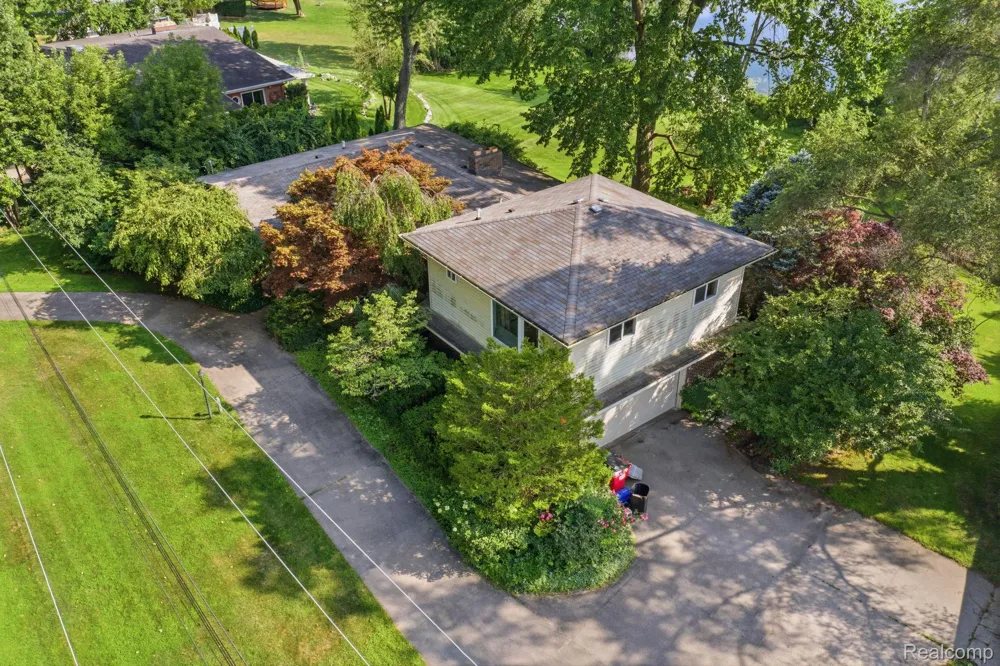 2726 Bay Drive West Bloomfield Charter Township, MI 48324