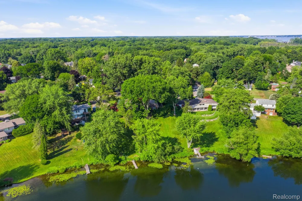 2726 Bay Drive West Bloomfield Charter Township, MI 48324