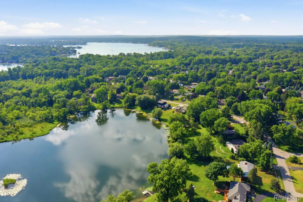 2726 Bay Drive West Bloomfield Charter Township, MI 48324