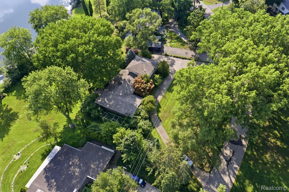 2726 Bay Drive West Bloomfield Charter Township, MI 48324