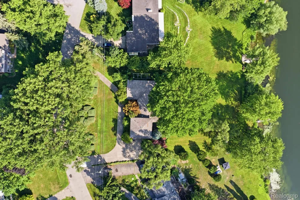 2726 Bay Drive West Bloomfield Charter Township, MI 48324