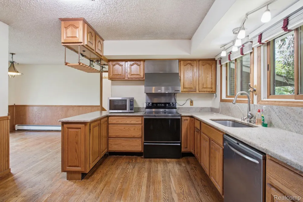 2726 Bay Drive West Bloomfield Charter Township, MI 48324