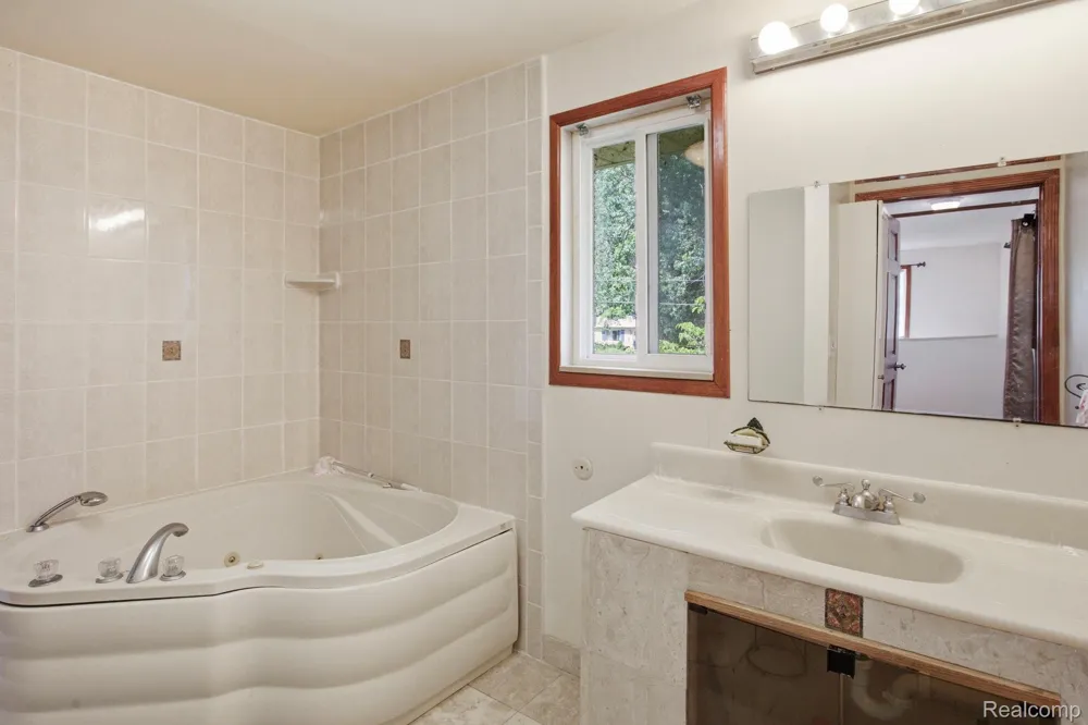 2726 Bay Drive West Bloomfield Charter Township, MI 48324
