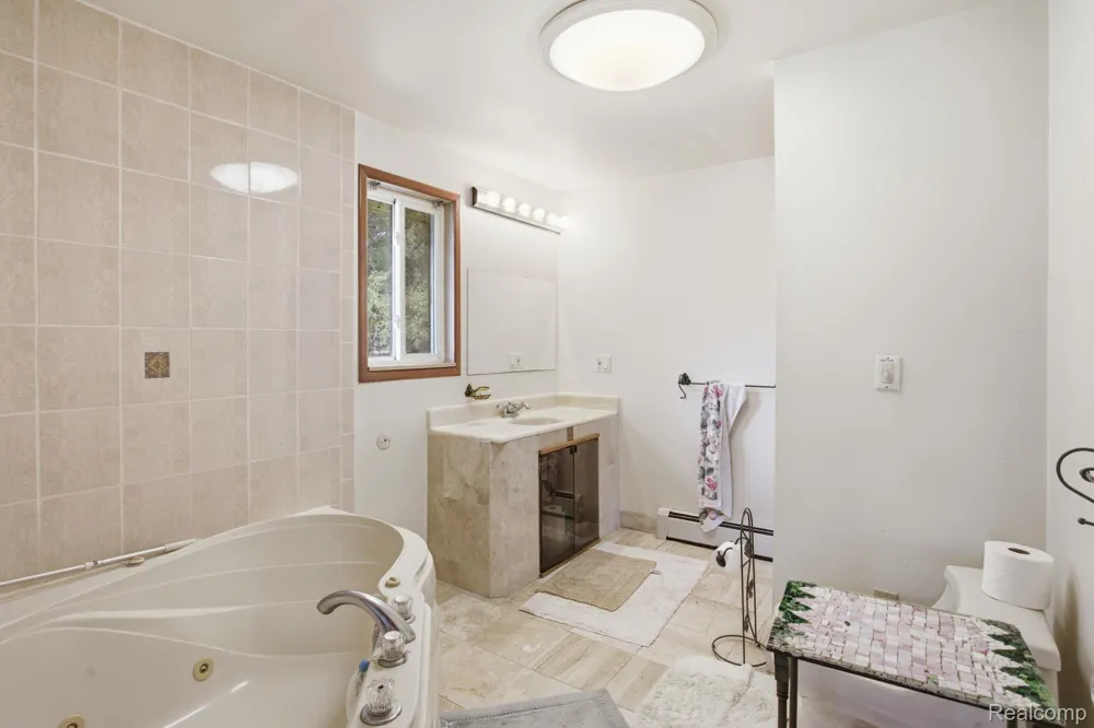2726 Bay Drive West Bloomfield Charter Township, MI 48324