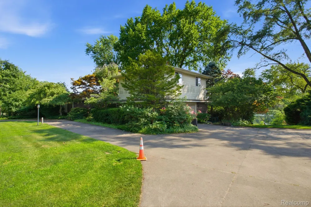 2726 Bay Drive West Bloomfield Charter Township, MI 48324