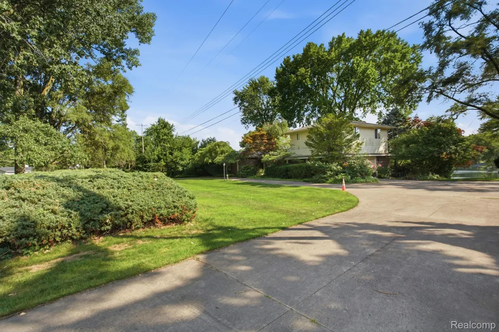 2726 Bay Drive West Bloomfield Charter Township, MI 48324