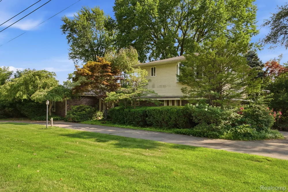 2726 Bay Drive West Bloomfield Charter Township, MI 48324