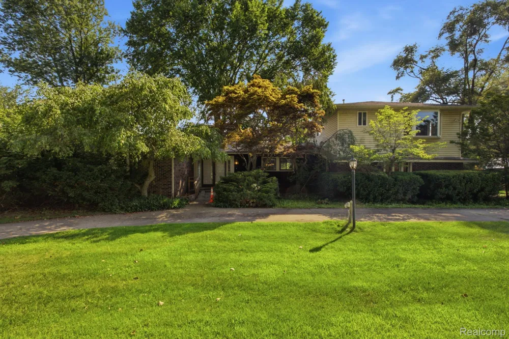2726 Bay Drive West Bloomfield Charter Township, MI 48324
