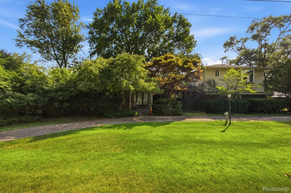 2726 Bay Drive West Bloomfield Charter Township, MI 48324