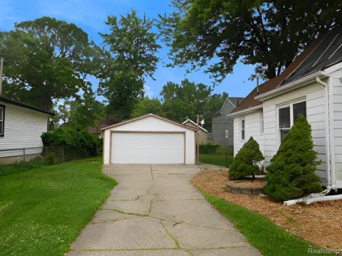 387 W Maxlow Avenue