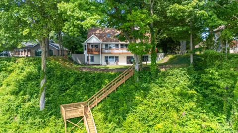 9895 Lakeview Drive