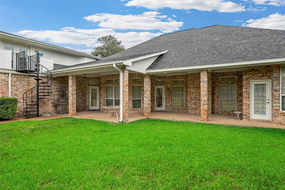 100 Laurel Oaks Lane Crawford, TX 76638