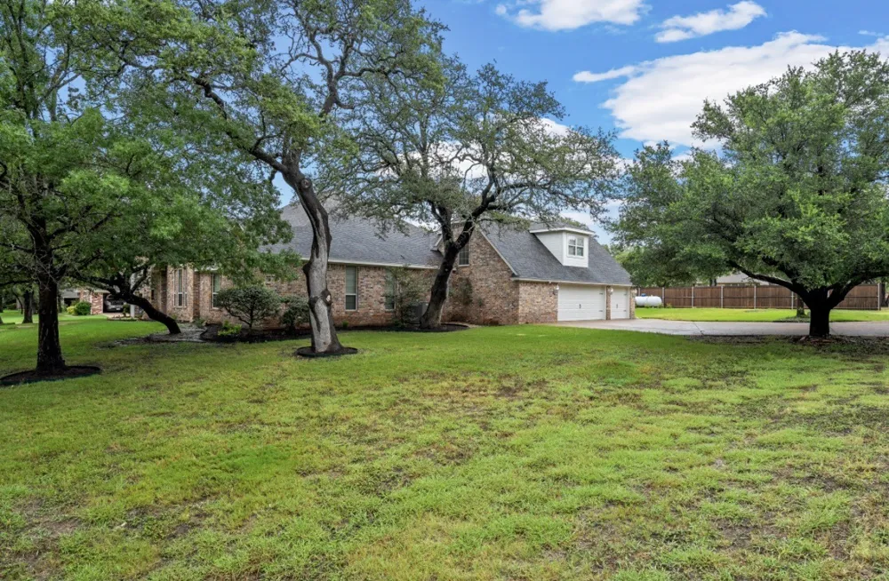 100 Laurel Oaks Lane Crawford, TX 76638